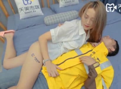 Shipper may mắn gặp chủ nhà nứng lồn để địt