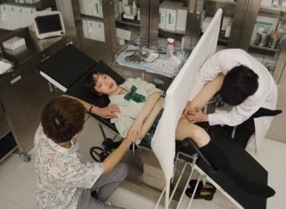 Bác sĩ địt ngay bệnh nhân đang khám