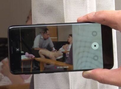 Bố chồng bắt gặp con dâu ngoại tình với gã quản lý khu phố