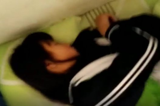 Đè bạn học khi qua nhà giả vờ học bài