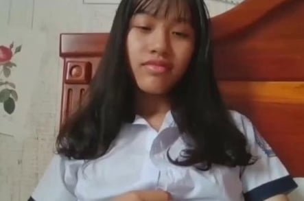 Em gái dâm đãng tự sướng