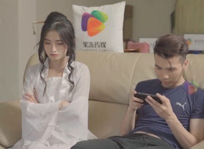 Phụ nữ trẻ thực hiện hành vi tình dục với người đàn ông không quen biết trong tình trạng nghèo đói