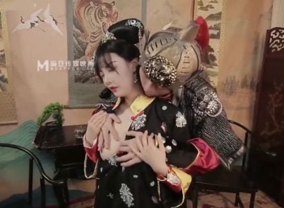 Quân đội cưỡng ép người phụ nữ quyền lực